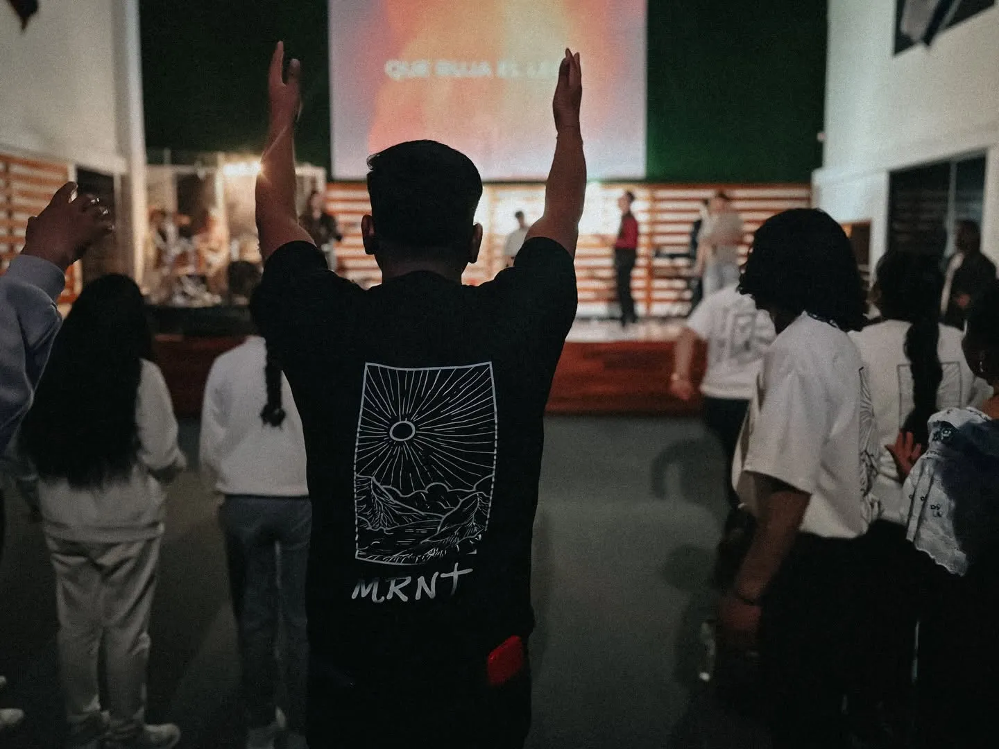 Jóvenes unidos en adoración levantando sus manos en Maranata Fest 2025