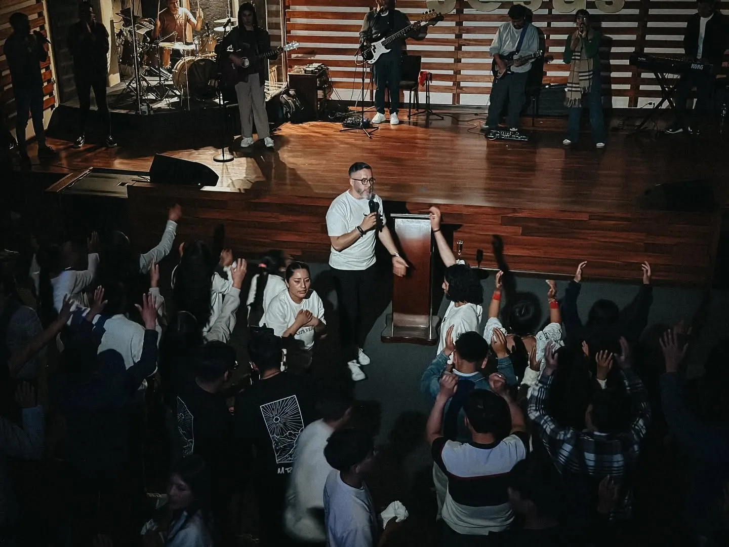 Ministración de la Palabra y alabanza en vivo en Centro Cristiano Esperanza Divina